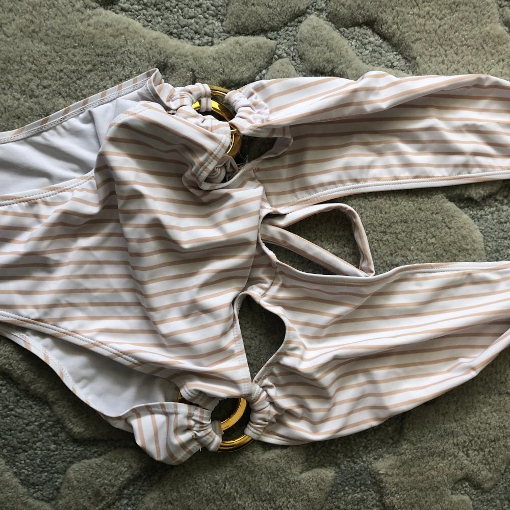 PrettyLittleThing Halterneck Striped Ring Swimsuit - Picture 5 of 8